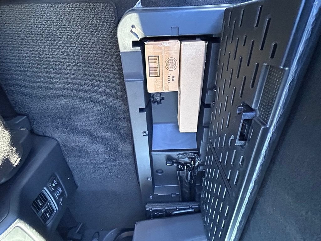 2023 Nissan TITAN Crew Cab SV 4x4