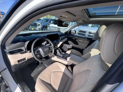 2024 Toyota Highlander Hybrid Platinum